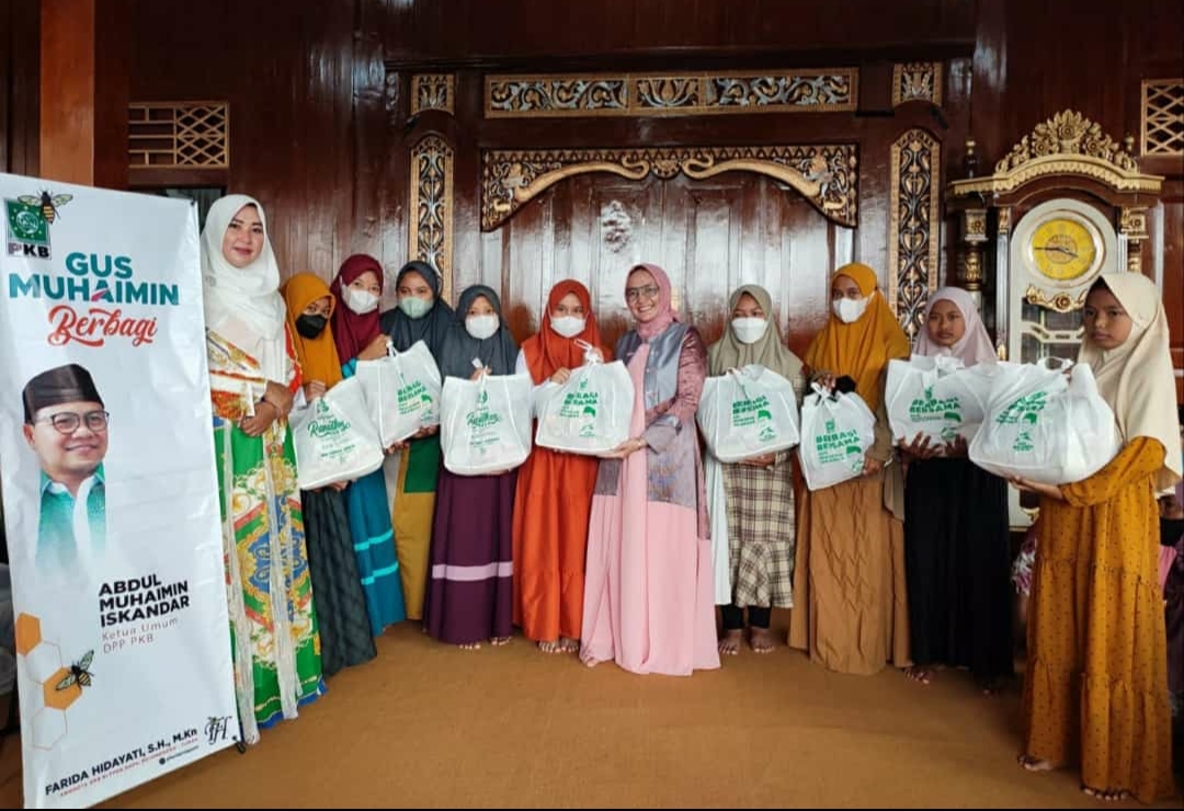Akhir Ramadan, Farida Hidayati Berbagi dengan Yatim dan Dhuafa