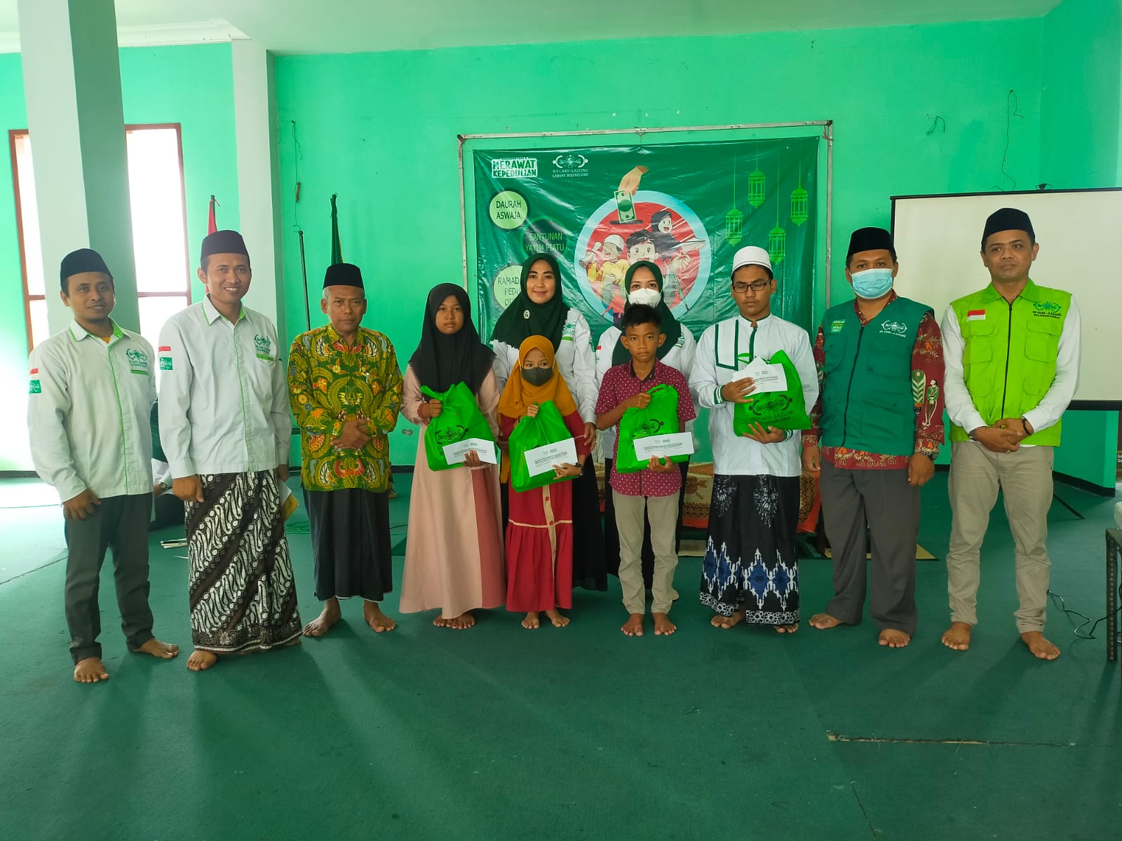 Merawat Kepedulian, NU Care-LAZISNU Bojonegoro Berikan Santunan Yatim Piatu