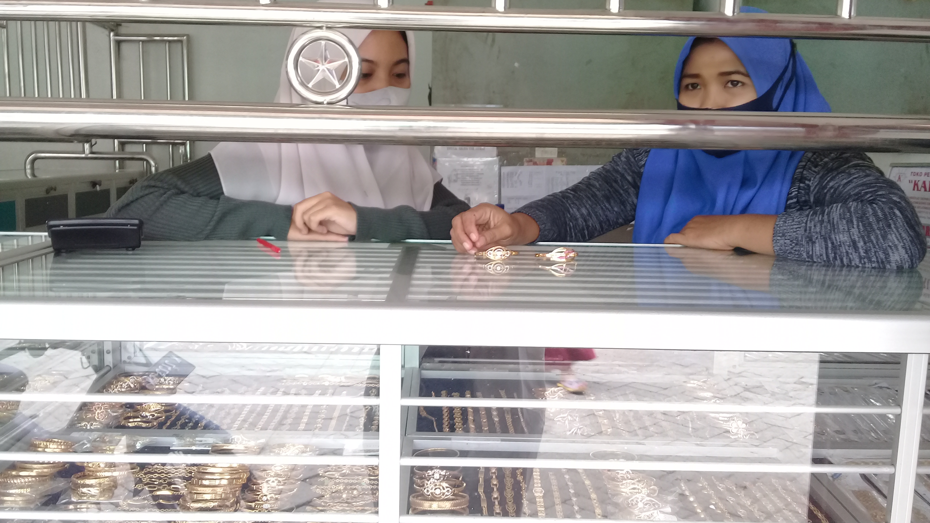 Harga Emas 24 Karat Antam Terpantau Terus Turun