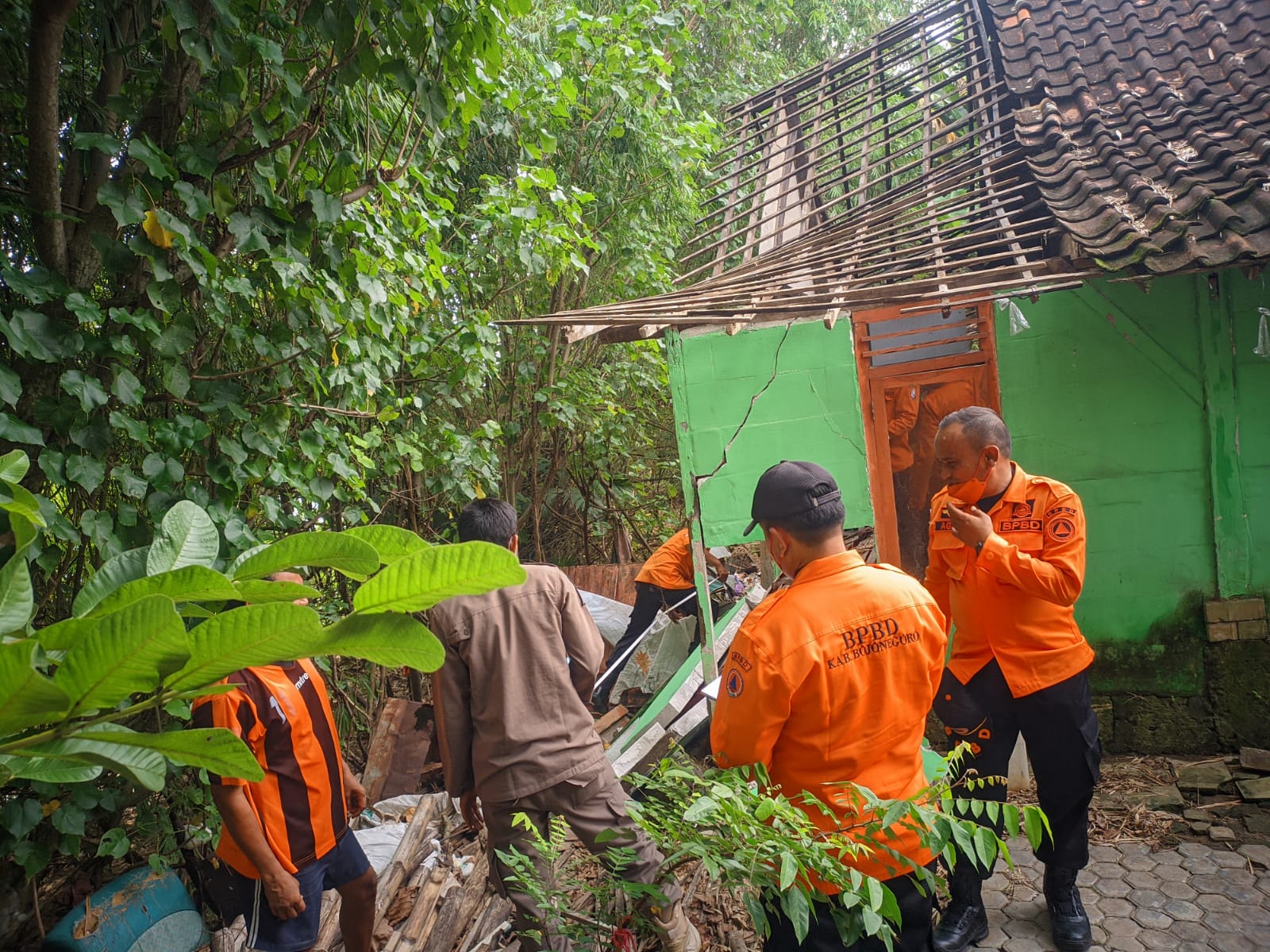 Hujan Deras, 2 Rumah di Kauman Longsor