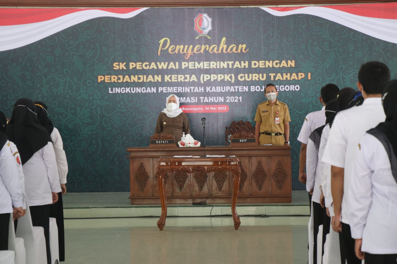 Bupati Bojonegoro Serahkan SK PPPK Guru Tahap 1