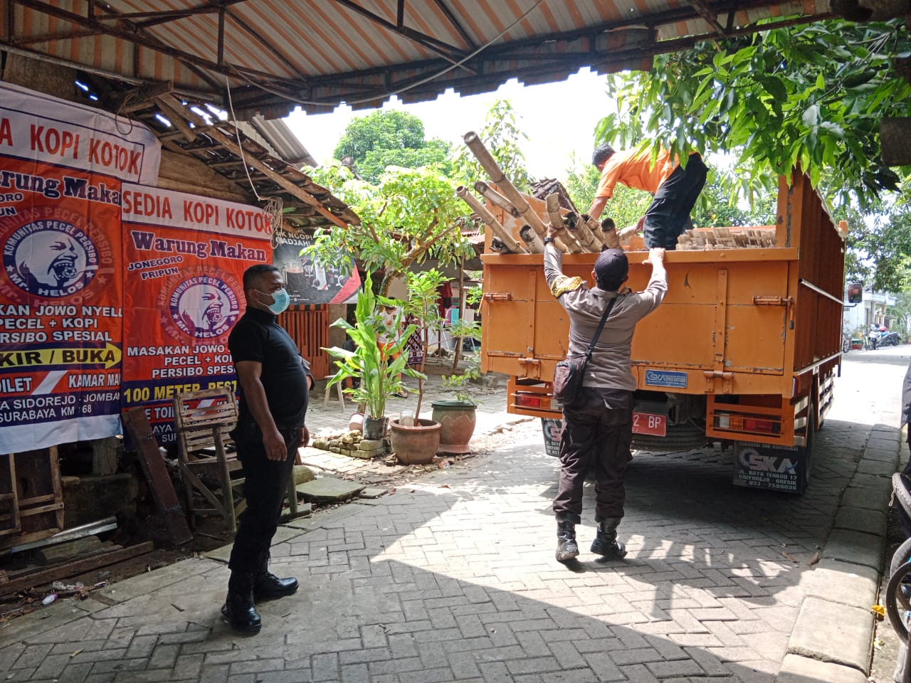 Pemkab Serahkan Bantuan Korban Longsor di Kauman