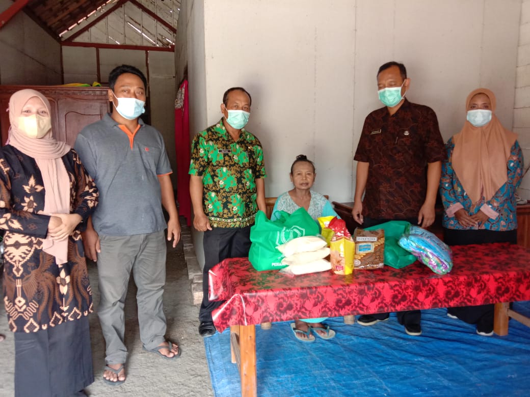 Sambangi Rumah Bu Puah, Dinsos Beri Bantuan