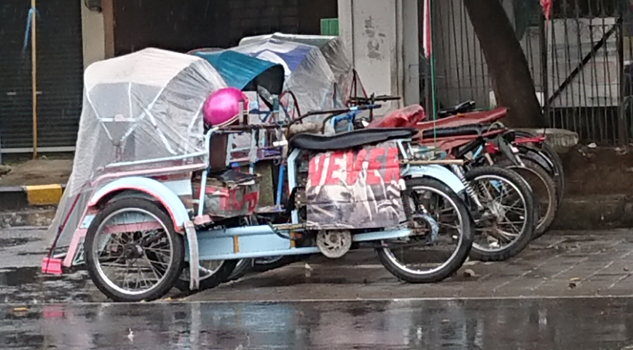 Bentor, Sarana Transportasi Alternatif Saat Terjebak Hujan di Terminal