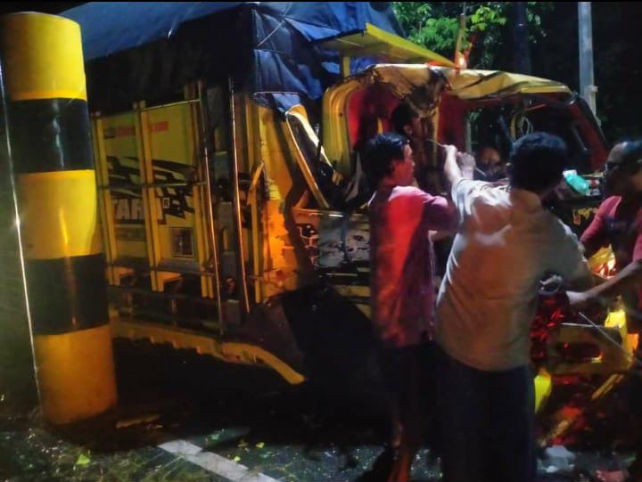 Diduga Ngantuk Saat Hujan Deras, Sopir Truk Tabrak Portal Jalan