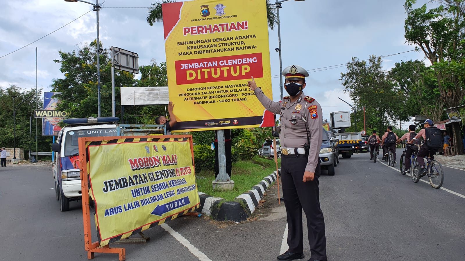 Satlantas Polres Bojonegoro Melakukan Rekayasa Lalin di Jembatan Glendeng