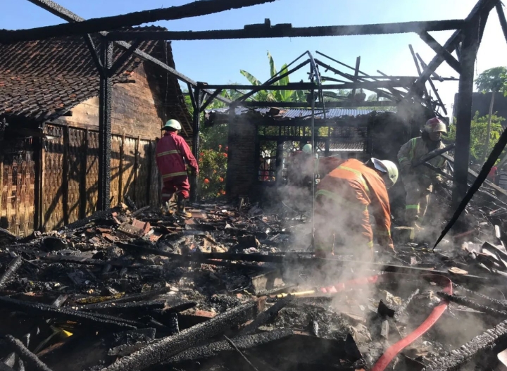Dua Rumah Terbakar, Uang Rp6 Juta Ikut Hangus
