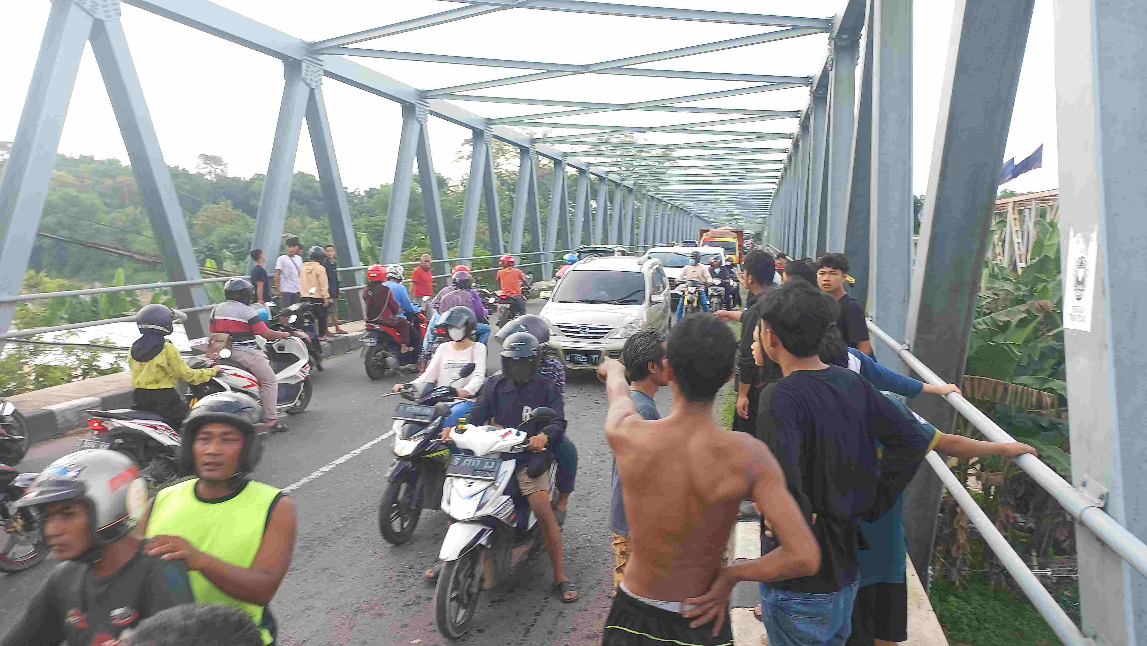 Kecelakaan Lalu Lintas Akibatkan Macet Panjang: Pengemudi Diduga Mengantuk