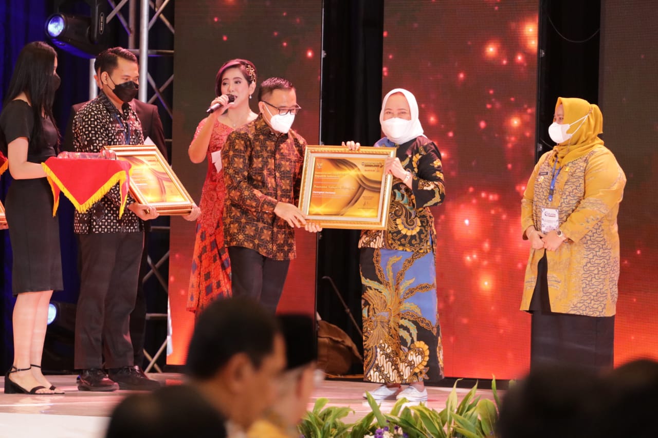 Pemkab Bojonegoro Menerima Penghargaan Realisasi Pendapatan Daerah Tertinggi dan Taspen Award