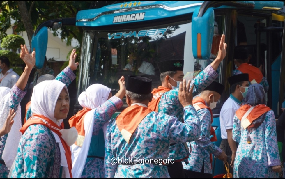 261 Jemaah Haji Kloter Dua Bojonegoro Berangkat