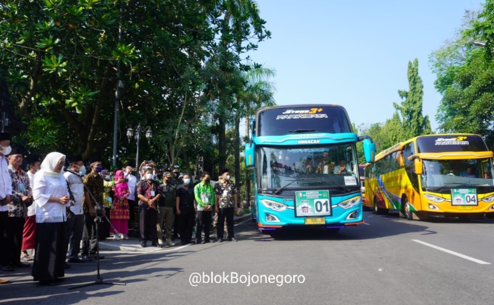 Diiringi Lantunan Talbiyah, Bupati Berangkatkan Jemaah Haji