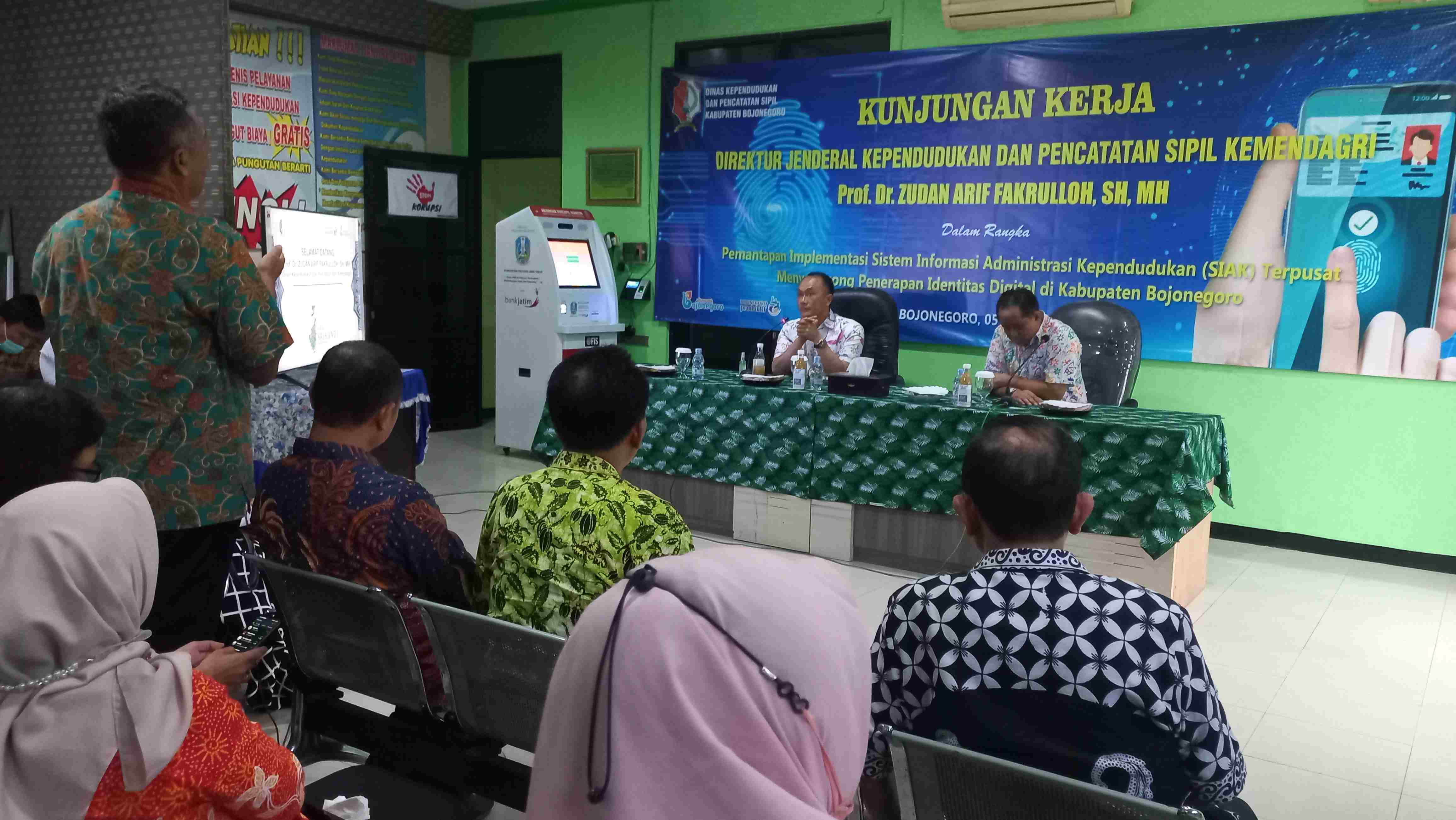 Layani Percepatan Perekaman Data Lansia, Dukcapil Bojonegoro Jemput Bola