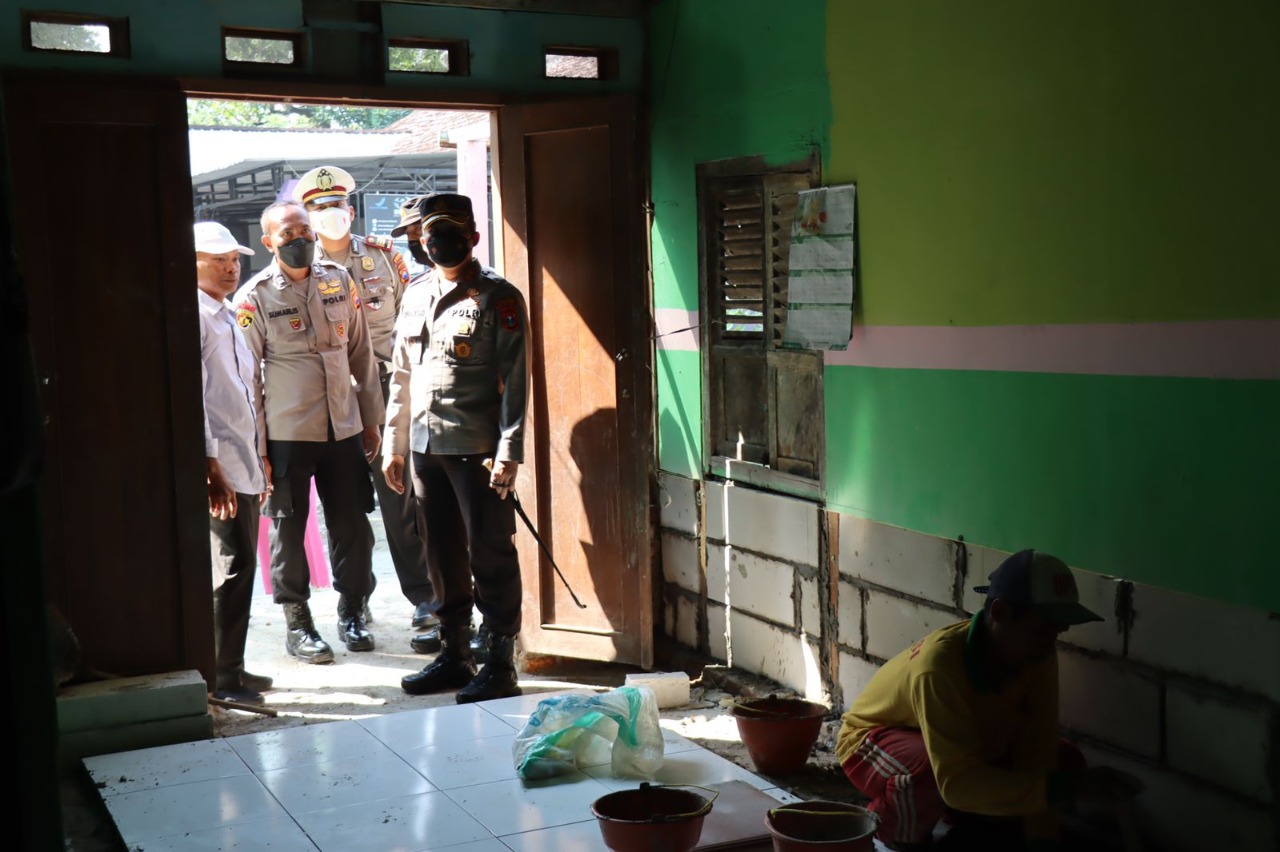 Polres Bojonegoro Bantu Renovasi Rumah ASN Polri yang Tidak Layak Huni