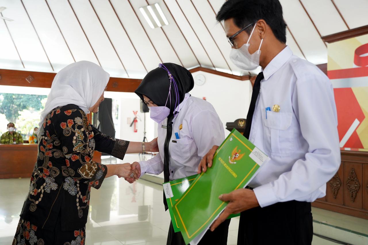 Bupati Anna Menyerahkan 93 SK PPPK Guru Pada Tahap II di Bojonegoro