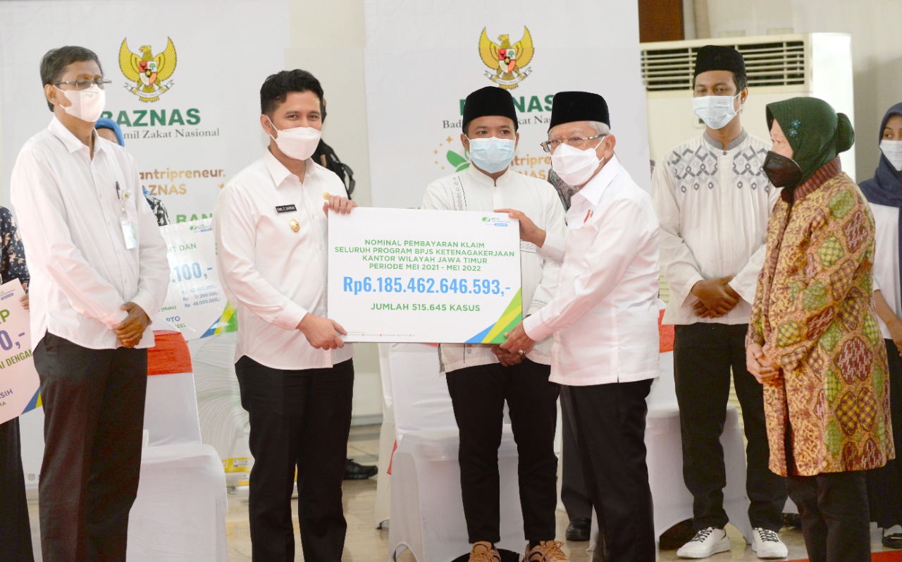 Wapres Ma'ruf Amin Serahkan Manfaat Program BP Jamsostek Rp2.2 Miliar Kepada 10 Pekerja di Surabaya