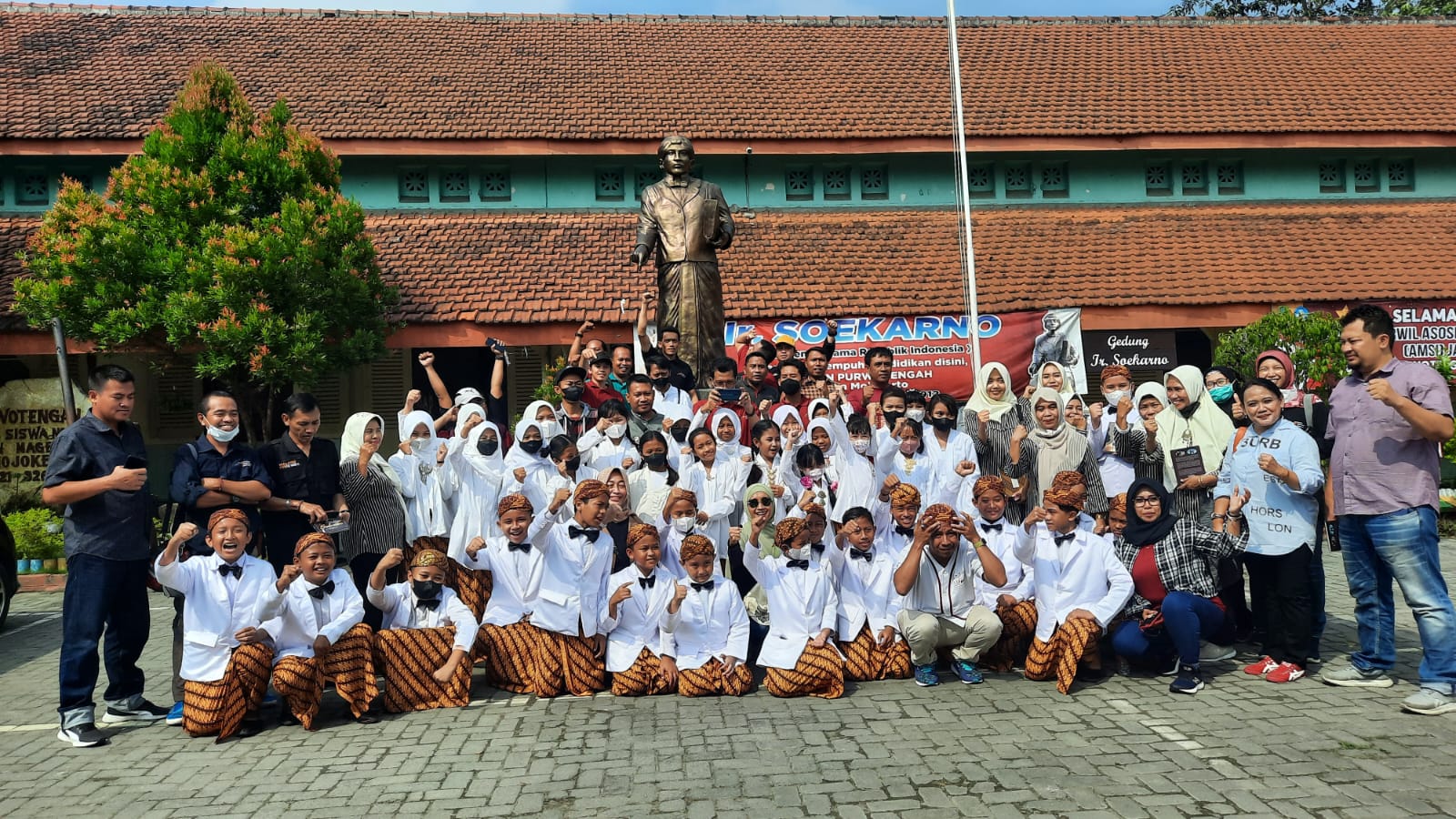 Rombongan AMSI Napak Tilas Sekolah Soekarno Kecil