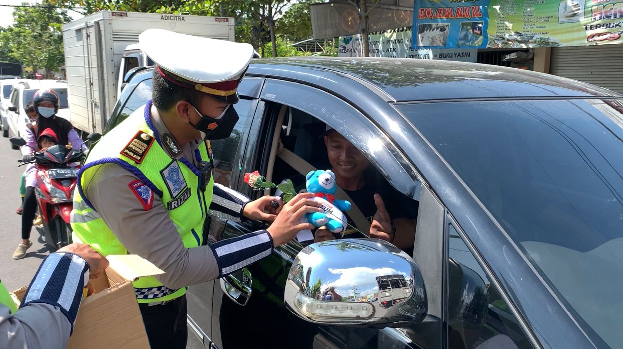 Satlantas Beri Hadiah Pengendara Tertib Lalulintas