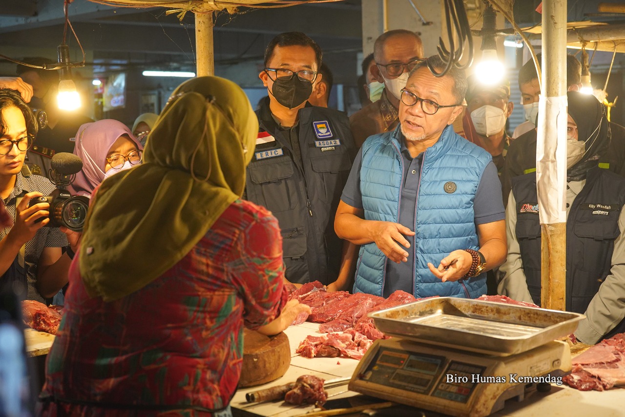 Mendag Zulhas Blusukan di Pasar Kosambi Bandung, Pastikan Stok Migor dan Harga Stabil