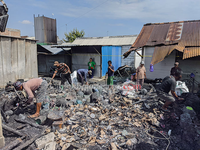 Pemilik Kios Mengumpulkan puing-puing Barang sisa Kebakaran