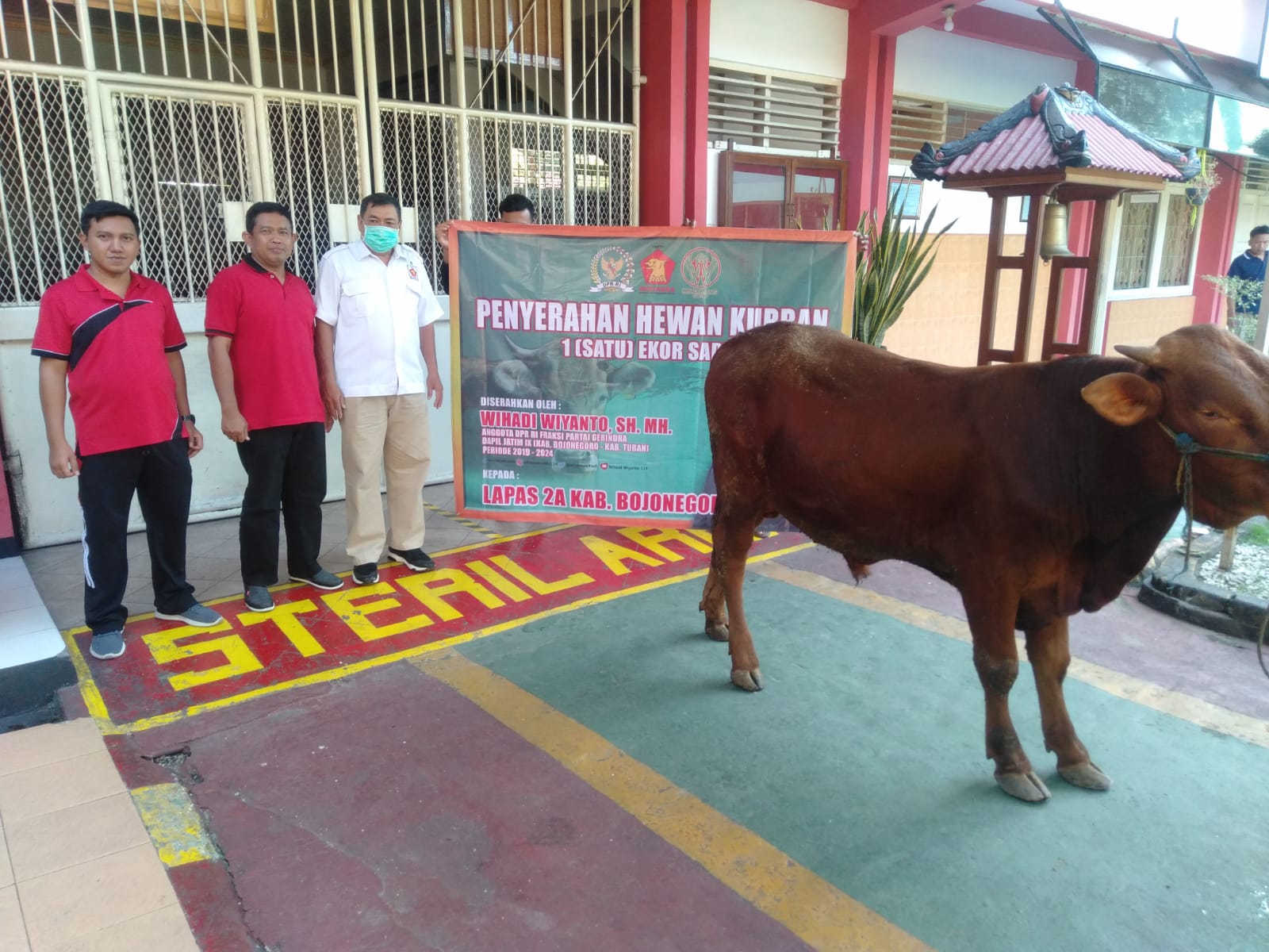 Anggota DPR-RI Beri Seekor Sapi ke Lapas Bojonegoro