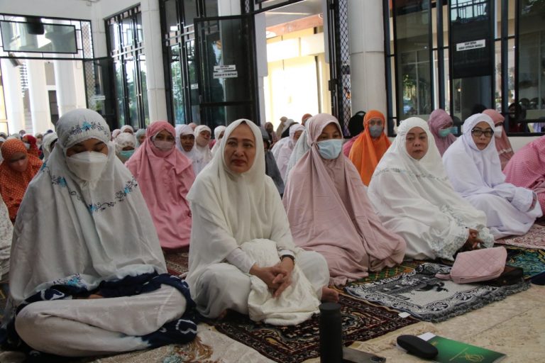 Salat Idul Adha di Islamic Center, Bupati Serahkan 3 Ekor Sapi Kurban