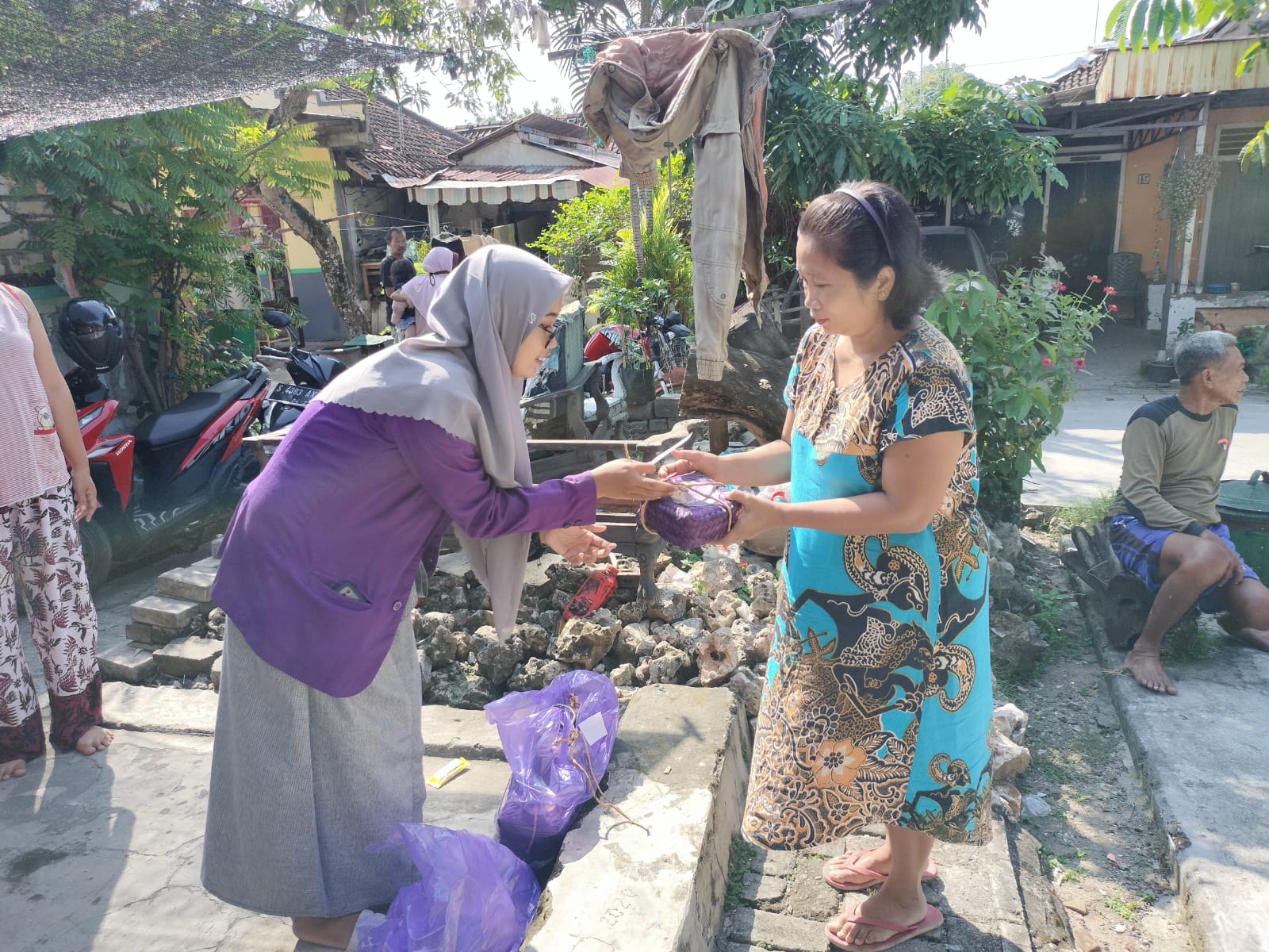 Ramah Lingkungan, Bagi Daging dengan Tempat Anyaman Bambu