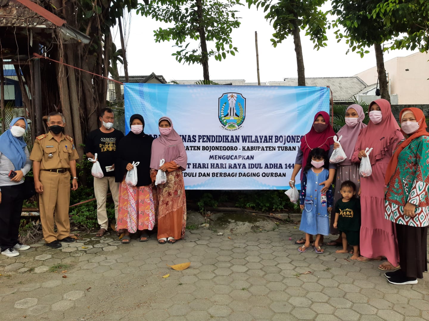 Cabdindik Wilayah Bojonegoro - Tuban Bagikan 200 Daging Kurban untuk Warga
