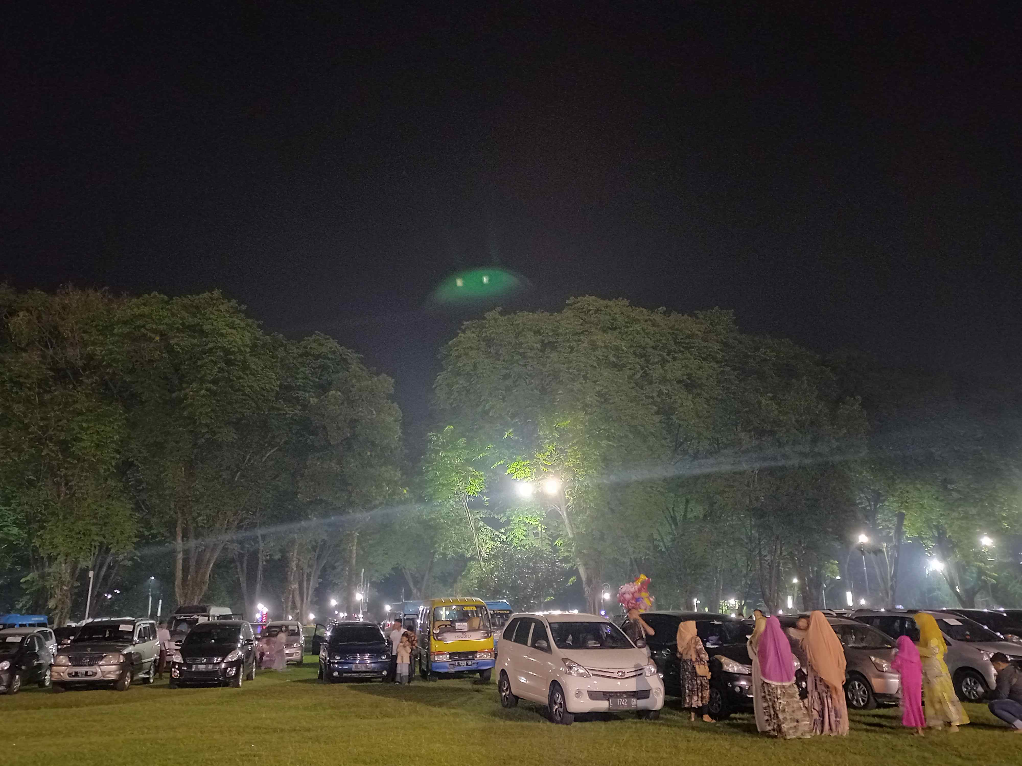 Kendaraan Penjemput Jemaah Haji Padati Alun-Alun