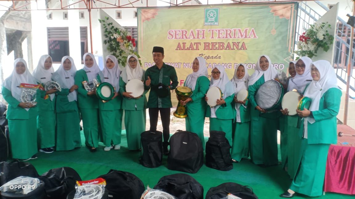 Peduli Kesenian, Fauzan Fuadi Serahkan Peralatan Rebana pada PAC Fatayat se-Bojonegoro