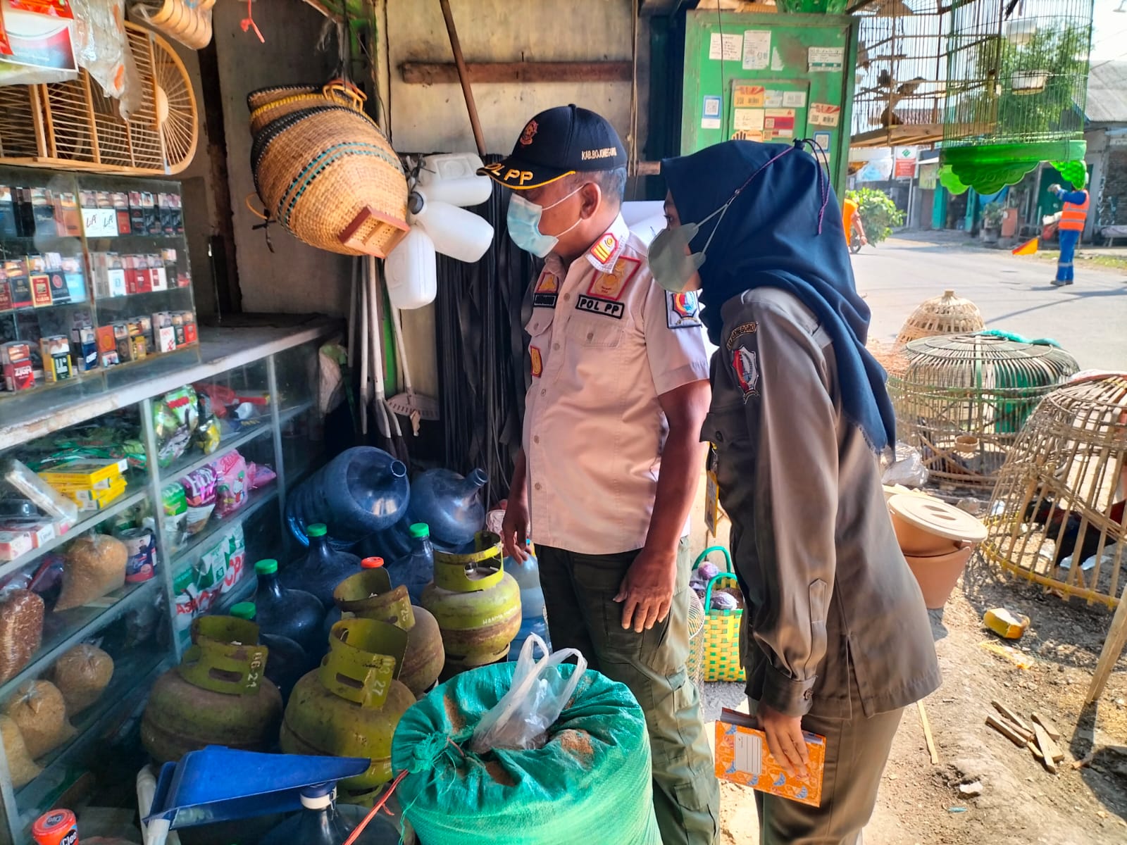 11 Toko dan Warung di Gayam Diperiksa Satpol-PP Bojonegoro