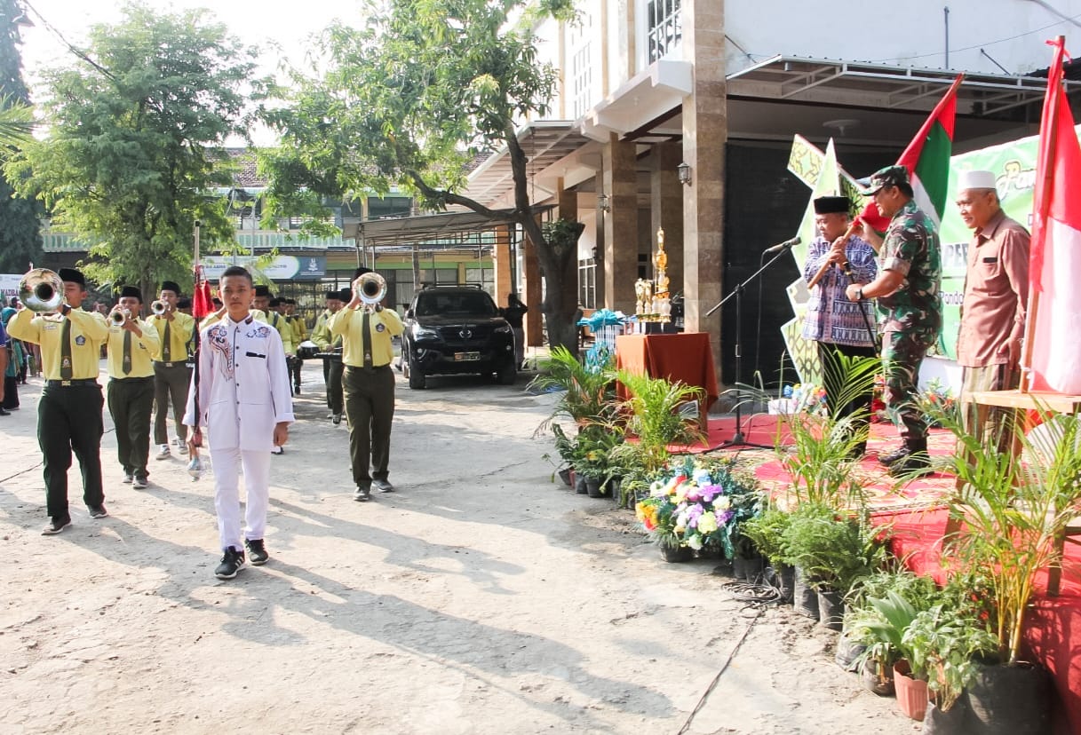 Dandim Bojonegoro Berangkatkan Peserta Pawai Ta'aruf Santri Ponpes Al-Rosyid