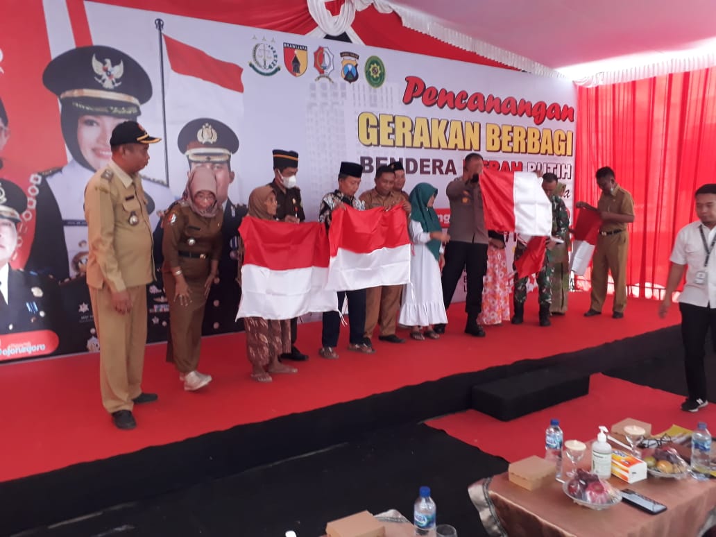 Bakesbangpol Bagikan 10 Juta Bendera Merah Putih, Dimulai di Desa Ngraseh