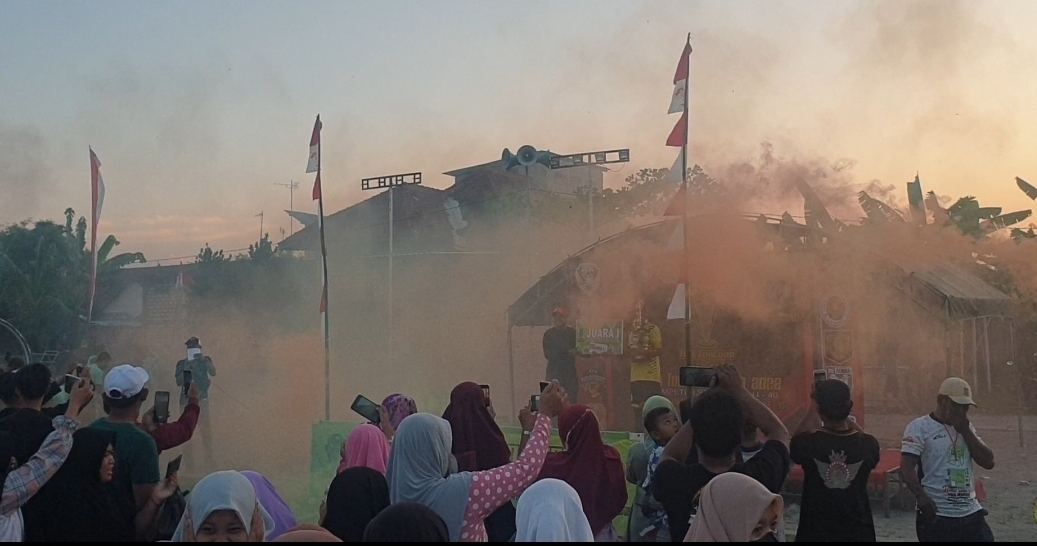 Asap dan Kembang Api di Fun Football Talun