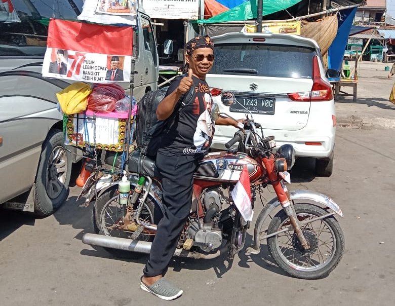 Warga Balen Jelajahi Makam Walisongo Pakai Motor Butut