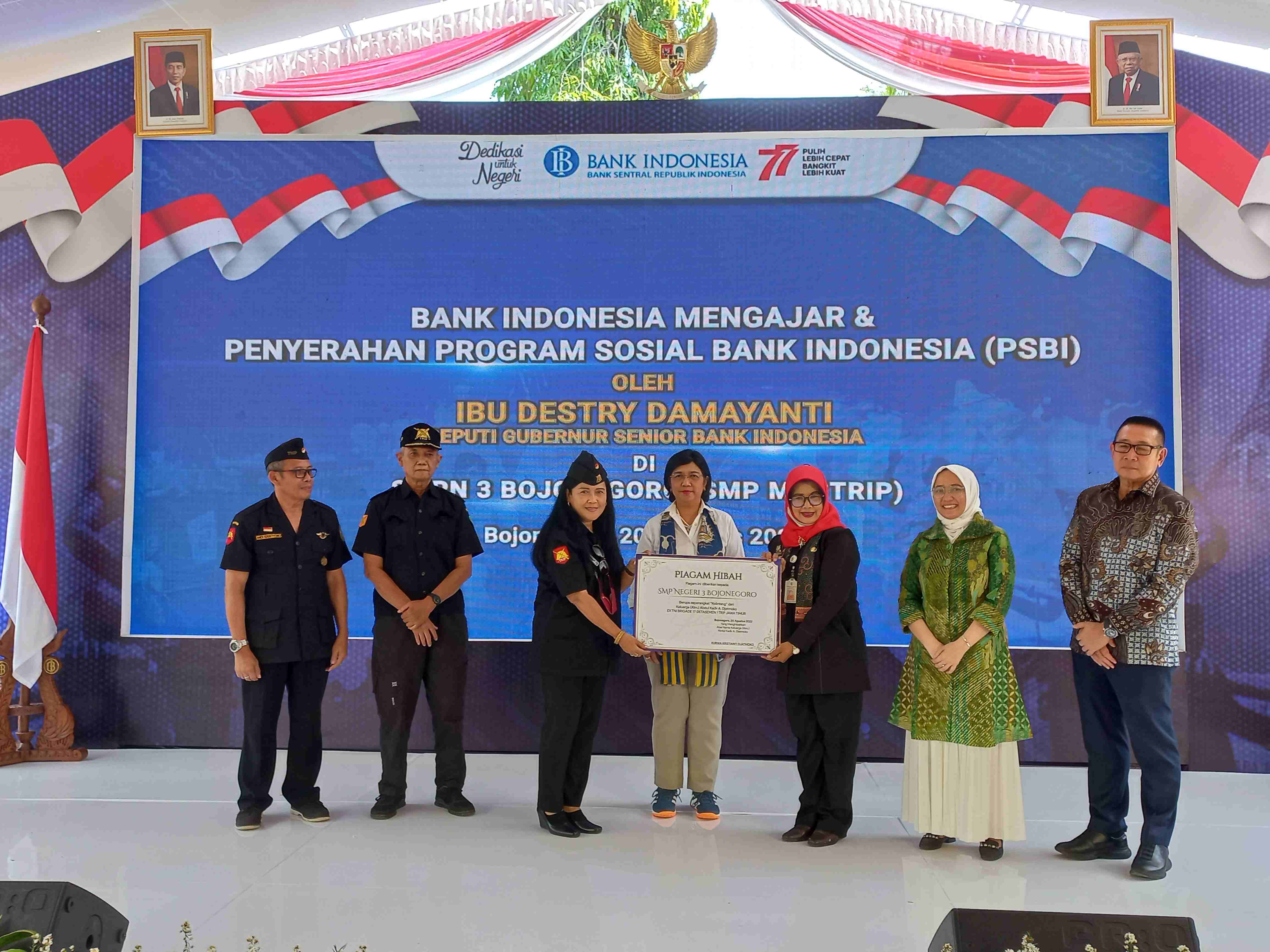 Deputi Gubernur Senior BI Serahkan PSBI Ke SMP Negeri 3 Bojonegoro