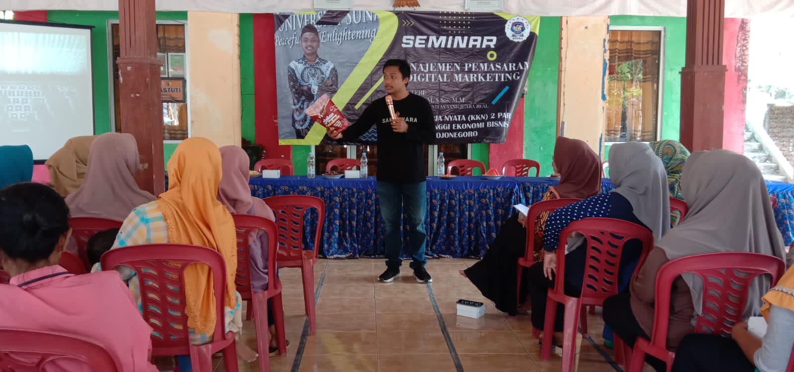 Hadirkan Ilham Sang Juara, KKN STEBI Al-Rosyid Gelar Seminar Manajemen Pemasaran dan Digital Marketing