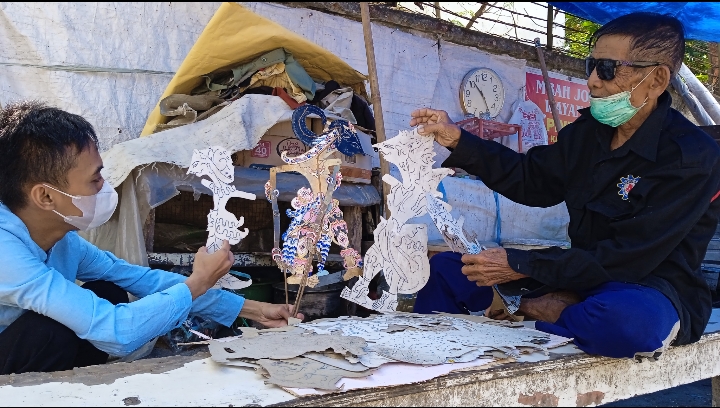 Bertahan Jaga Tradisi, Mbah Joni Pembuat Wayang Kertas Eksis Sejak Tahun 1985