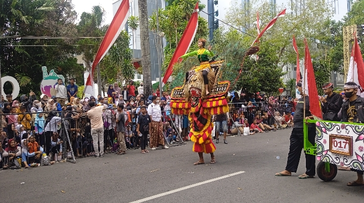 Ribuan Warga Bojonegoro Tumpah Ruah Nonton Pawai Budaya 0463