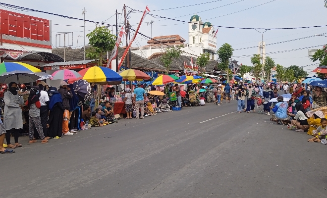 Kemeriahan Pawai Budaya Berkah Bagi Pedagang Kaki Lima dan Dadakan