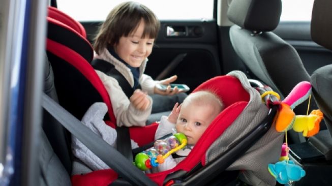 Anak Suka Menangis saat Perjalanan Panjang Naik Mobil? Psikolog Ungkap Penyebabnya!