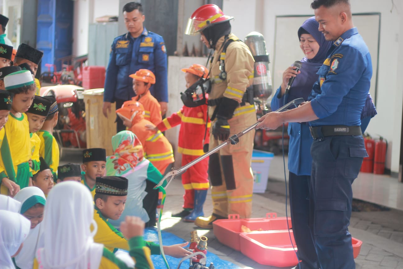Kenalkan Profesi, MI Manba'ul Futuch Kunjungan Edukasi ke Kantor Dankar Bojonegoro