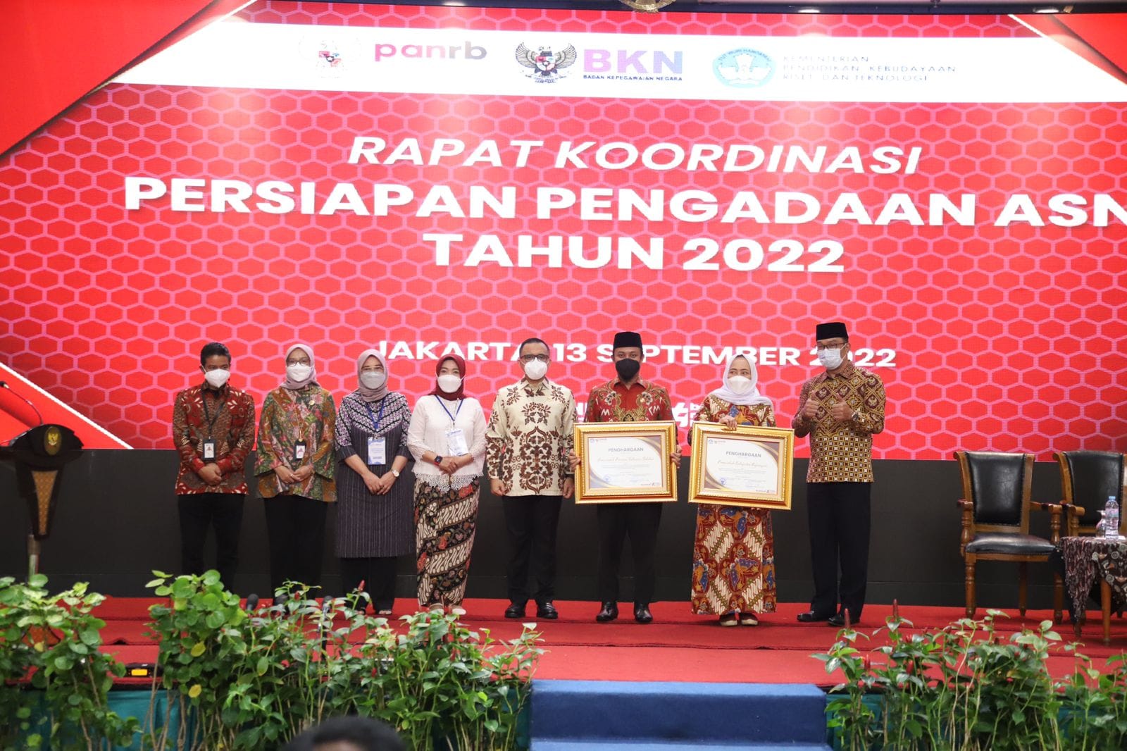Komitmen Penuhi Hak Guru, Bupati Bojonegoro Terima Penghargaan Menpan RB
