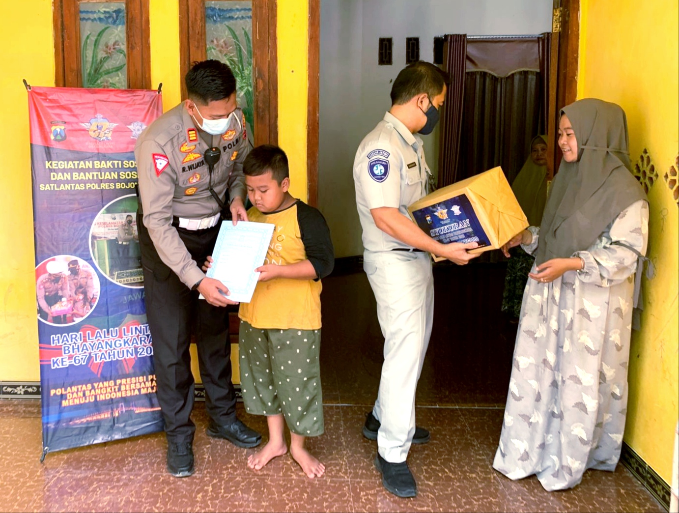 Satlantas Polres Bojonegoro Berikan Tali Asih ke Korban Laka Lantas