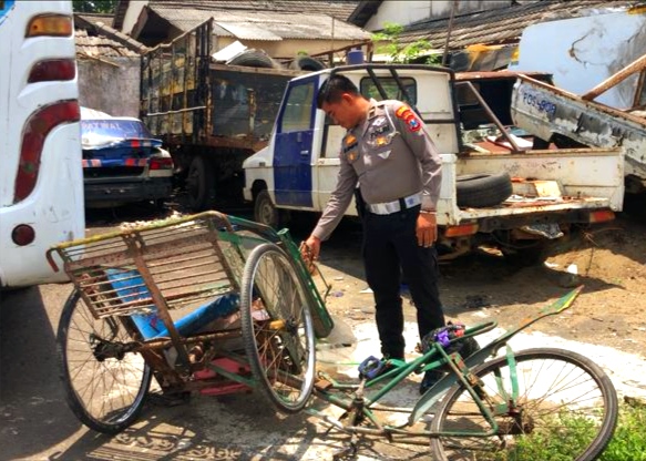 Terserempet Truck Molen, Tukang Becak di Jalan Bojonegoro-Cepu Meninggal