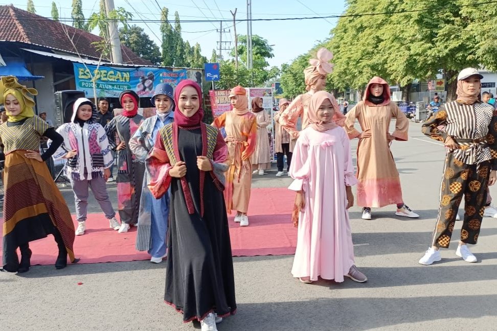 10 Model Cilik Meriahkan CFD, Pamerkan Tenun dan Lurik