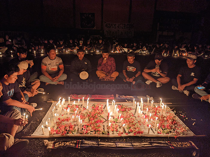 Ratusan Supporter di Bojonegoro Gelar Doa Bersama Atas Tragedi Kanjuruhan