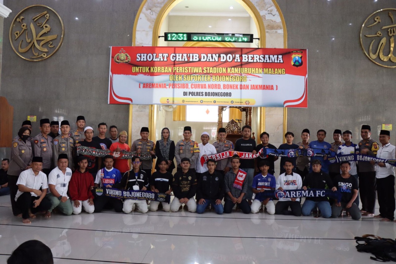 Polisi dan Suporter Bojonegoro Gelar Salat Ghoib dan Doa Bersama