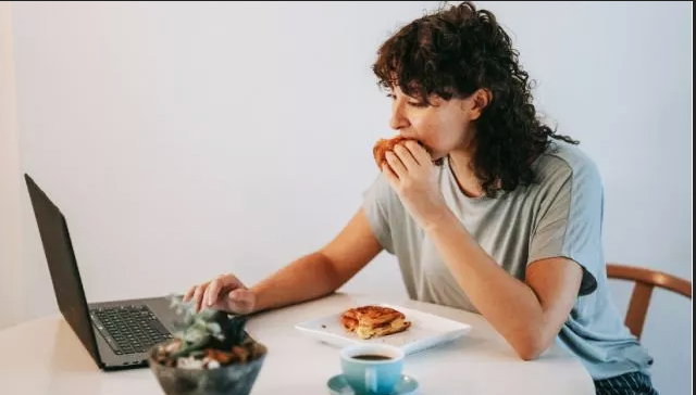 Bukan Hal Sepele! Makan Terlambat Bisa Berakibat Fatal untuk Tubuh, Termasuk Depresi