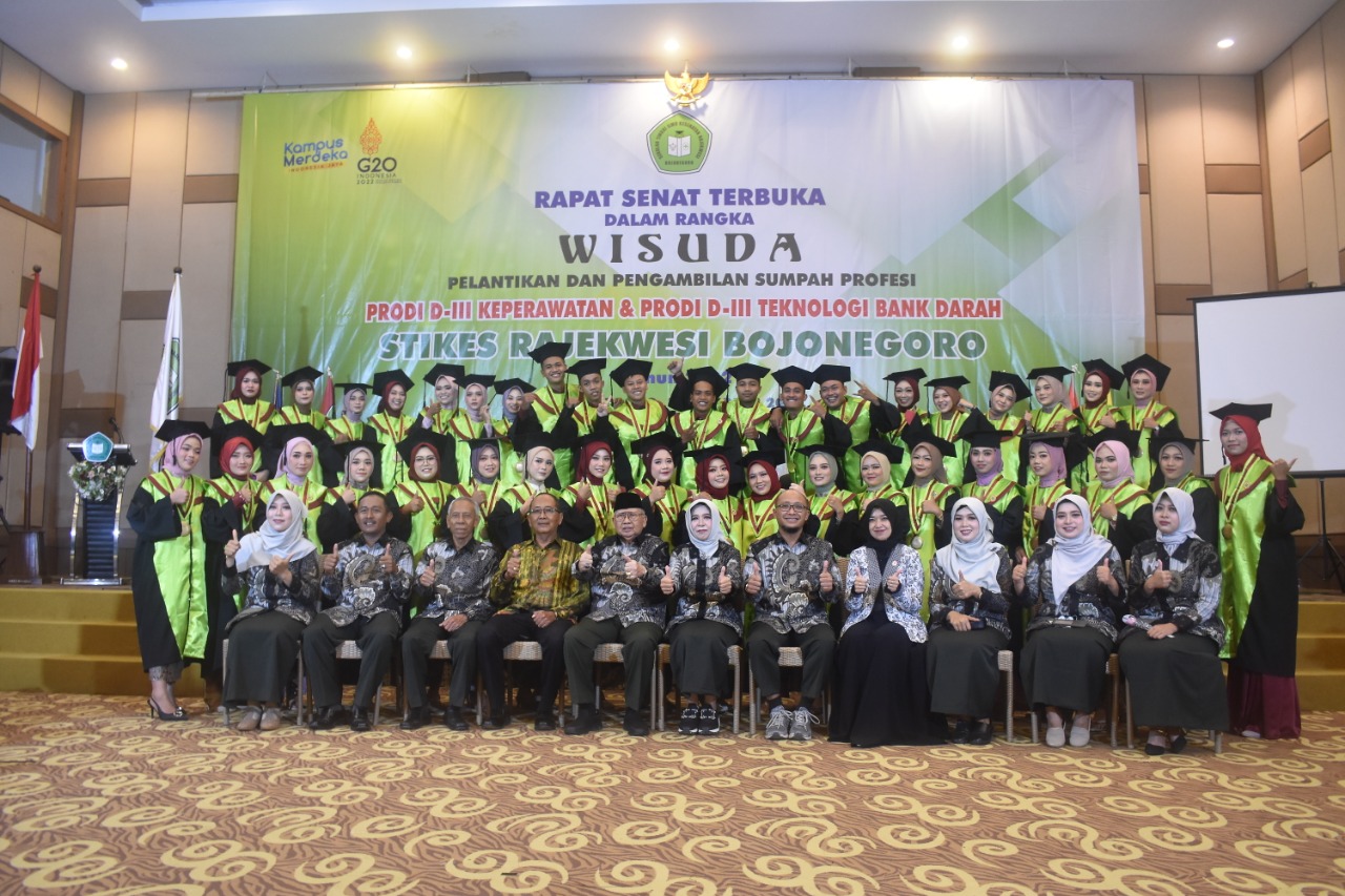 Wisuda STIKES Rajekwesi, Bupati Ajak Bangun Bojonegoro Melalui Kesehatan