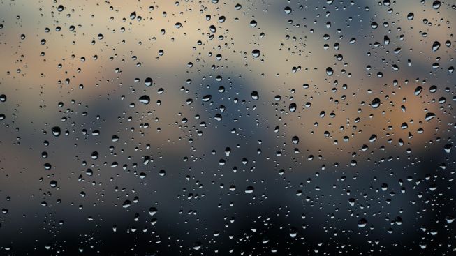 Musim Hujan, Orangtua Sebaiknya Tidak Melarang Anak Mandi Hujan-hujanan